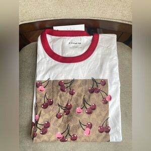 NWT！COACH Signature Square Cherry T Shirt In Organic Cotton（COACH CZ064）Size M